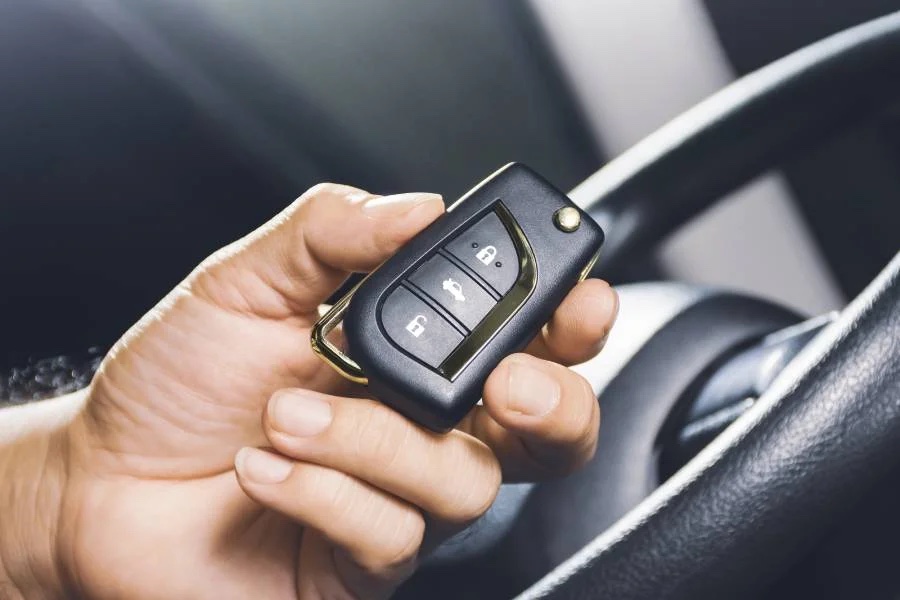 Autosleutel met afstandsbediening in de hand