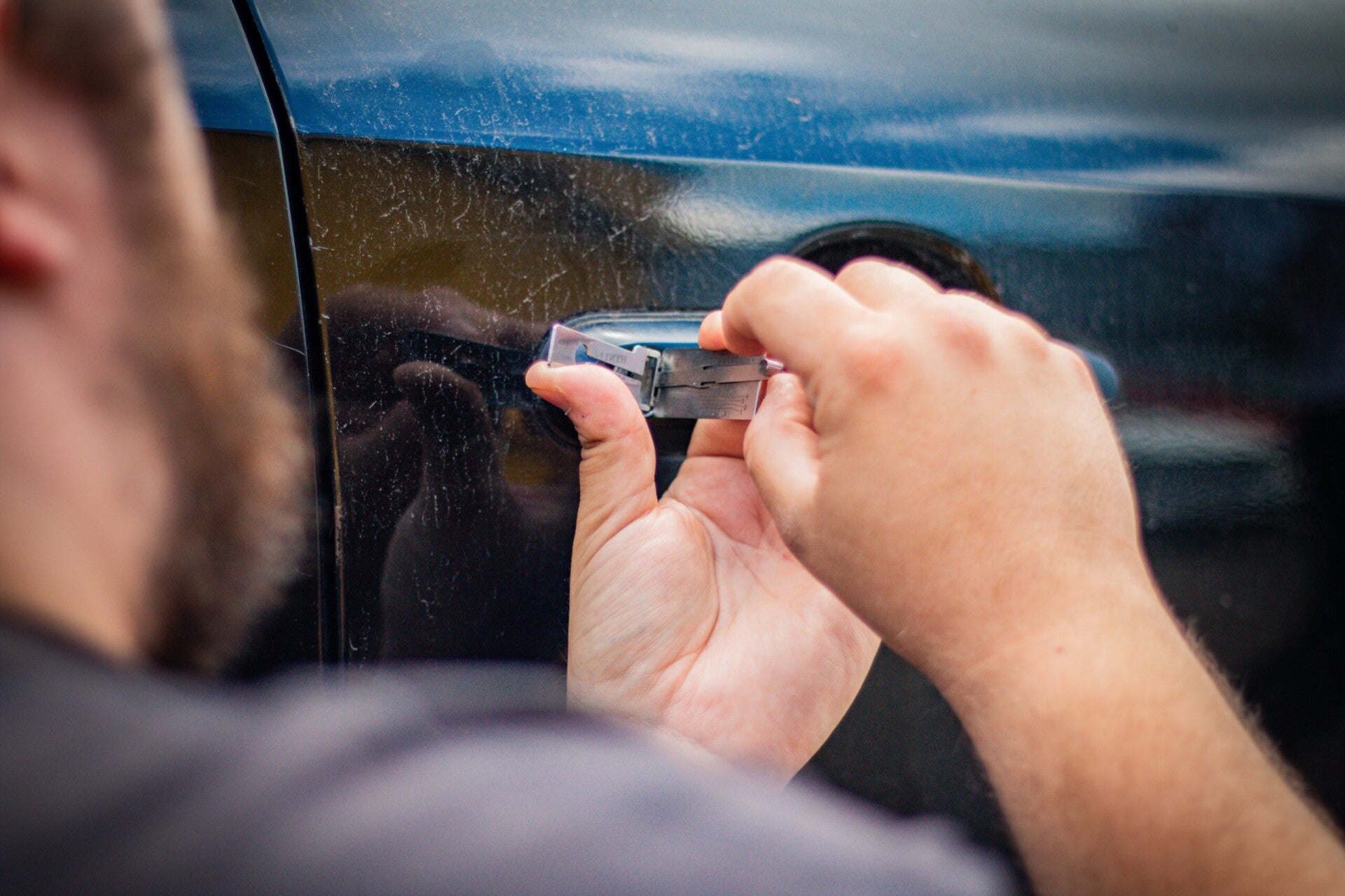 Specialist aan het werk met Lishi-gereedschap