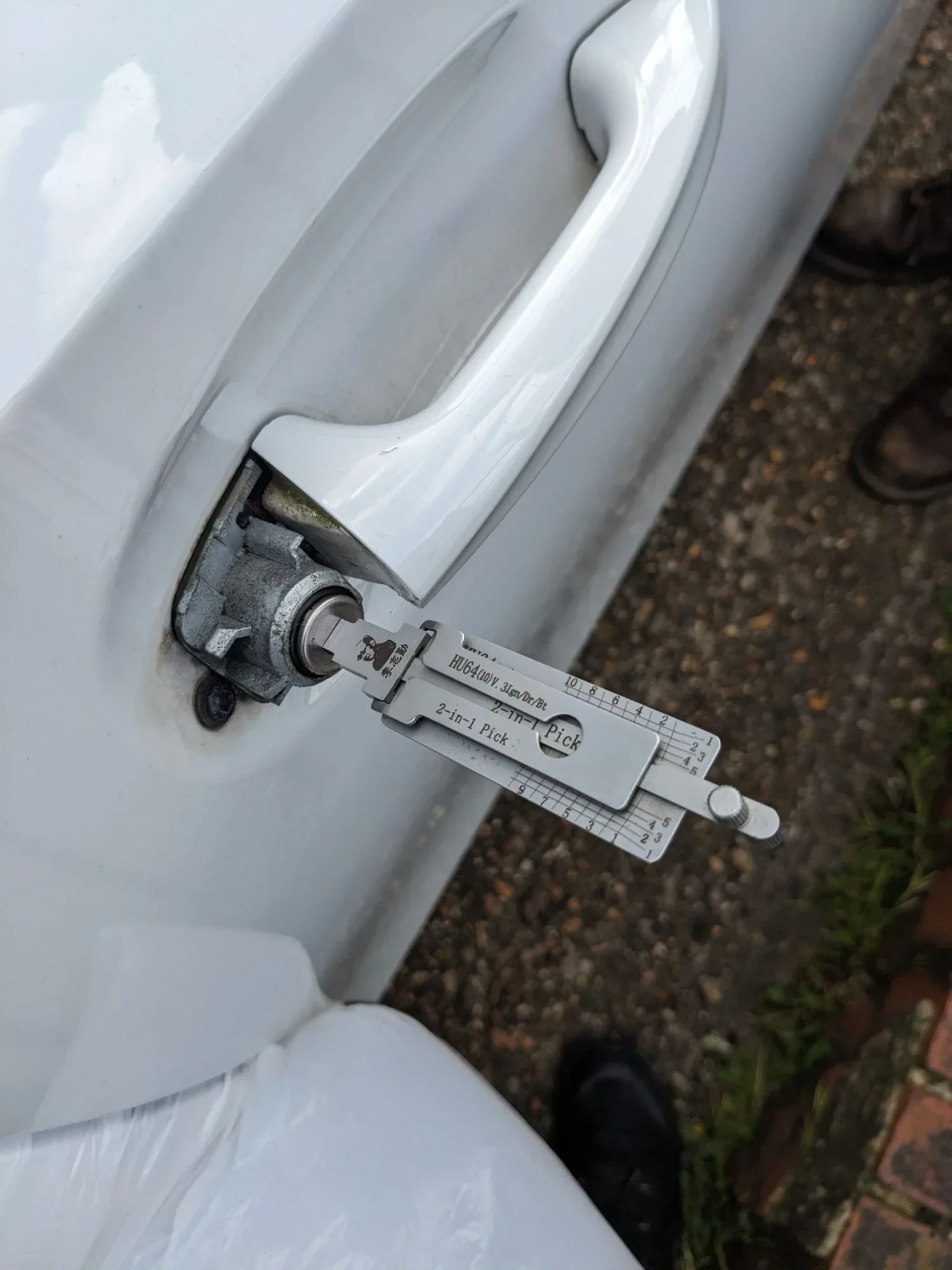 Autodeur wordt schadevrij geopend met Lishi-gereedschap
